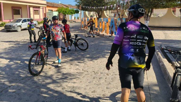 Ciclistas de Escuinapa se aventuran y pedalean hasta la comunidad de Cacalotán, en Rosario.