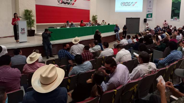 La asamblea se realiza el auditorio Benito Juárez, que se ubica dentro del complejo del tricolor en la capital de Sinaloa.