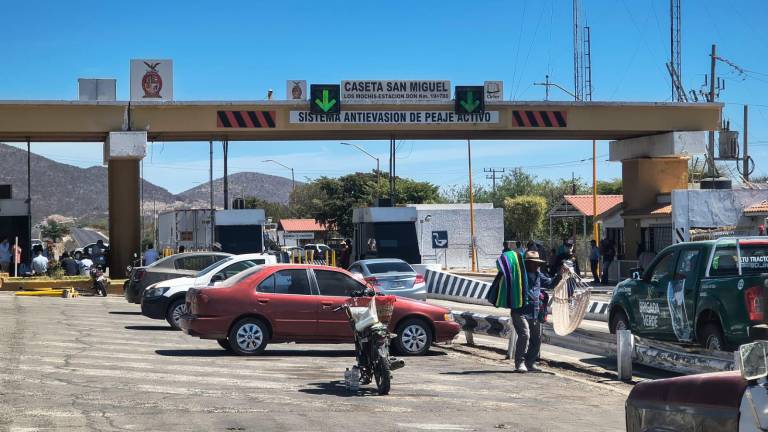 En San Miguel Zapotitlán, al norte de Sinaloa, mantienen la toma de la caseta de cobro.