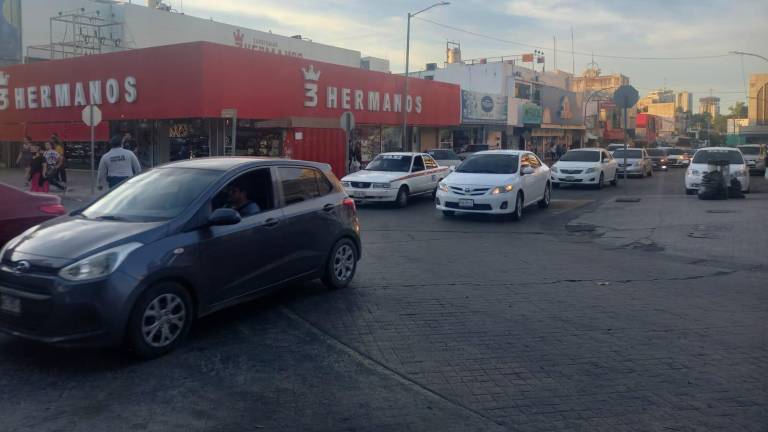 Desde la calle Aquiles Serdán y hasta la calle Domingo Rubí, el Centro de la ciudad luce repleto de vehículos.