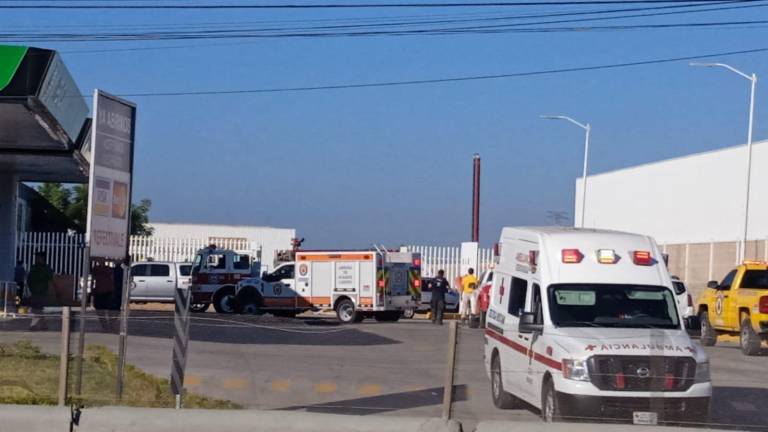 Grupos de auxilio acudieron a atender al trabajador intoxicado, quien fue trasladado a un hospital del IMSS.