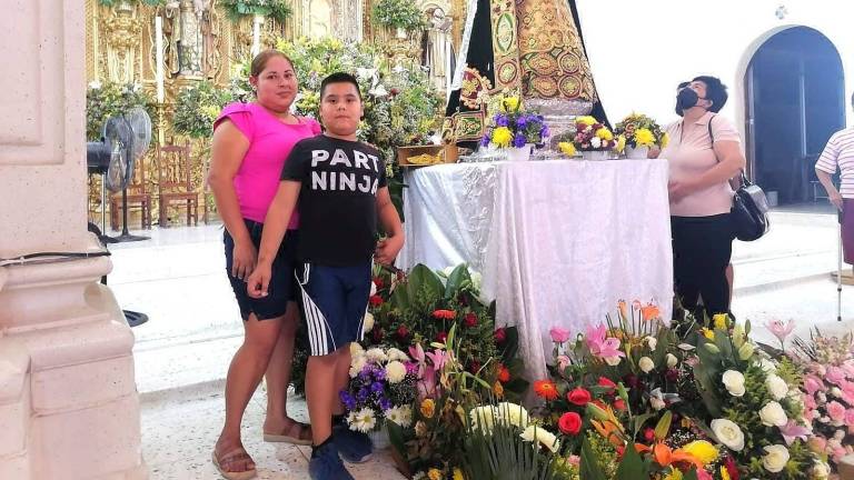 Adrián, de 8 años, llegó hasta la Virgen del Rosario a agradecer por su salud.