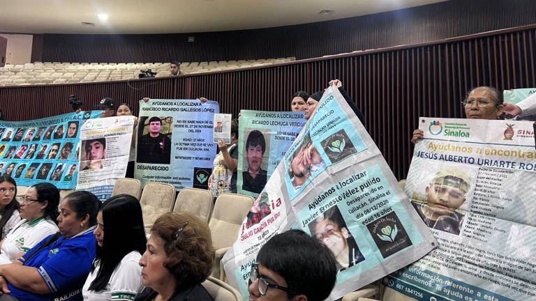 Protesta de madres buscadoras en el Congreso de Sinaloa.