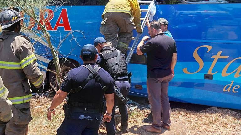 Autobús choca en El Burrión, Guasave; reportan más de 10 lesionados