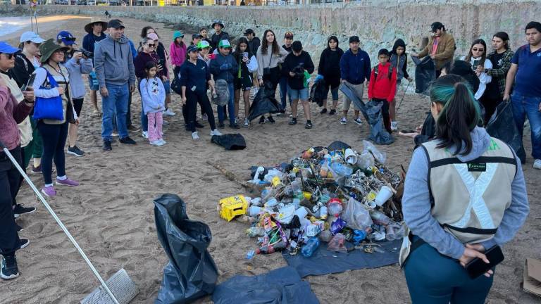 Tras el Combate Naval recogen todo tipo de basura en playa de Olas Altas