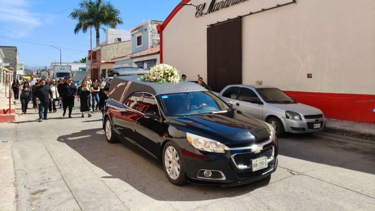 Los restos de la empresaria Martha Elena Solorza Hernández recorren por última vez “El Manantial”, la planta donde se produce Tonicol.