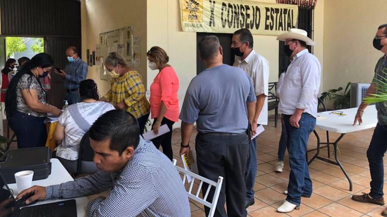 Francisco Javier Juárez entrega los documentos para completar el registro que le permitirá contender con Enor Gonzales Lazcano por la dirigencia de Sinaloa del Partido de la Revolución Democrática.