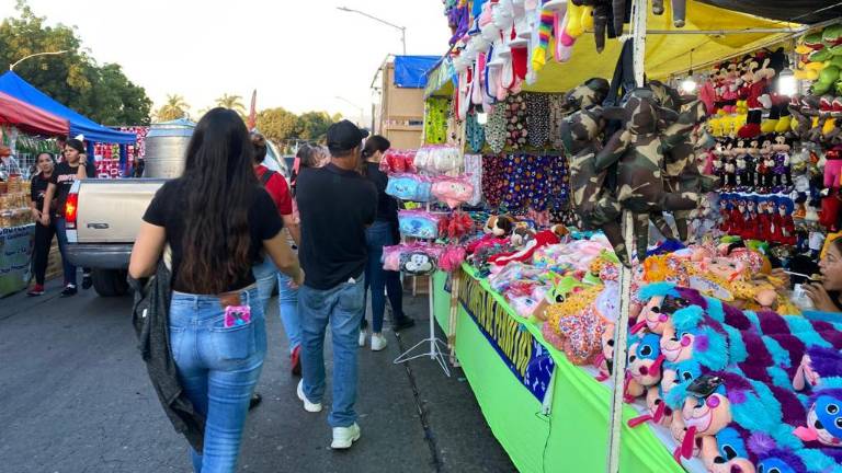 Desde florerías, puestos con veladoras, imágenes y figuras de la Virgen de Guadalupe ofrecen su producto a feligreses.