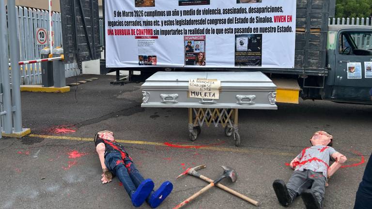 Manifestación contra la violencia en el Congreso de Sinaloa.