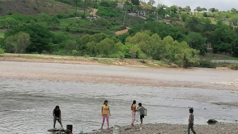 Para la recreación o para lavar la ropa, la afluencia de familias al Río Baluarte se retomó luego de que cobrara vida.