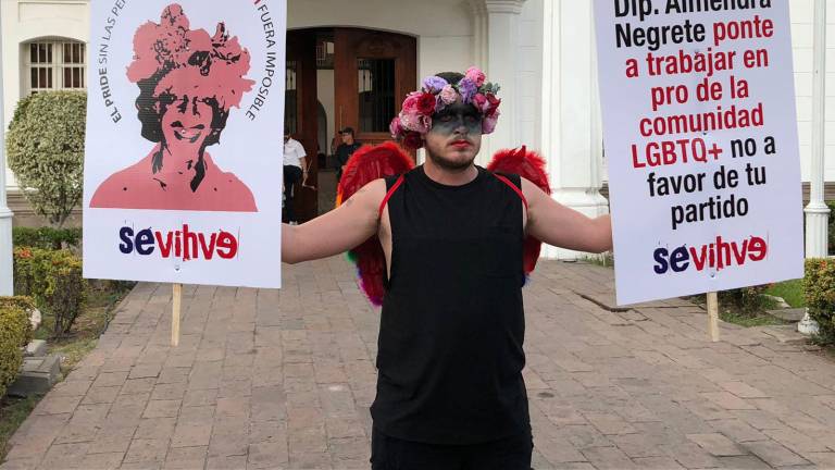 Colectivo de personas que viven con VIH se unen a la décima marcha de la comunidad LGBT en Culiacán por primera vez.