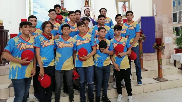 El equipo del Club Deportivo Muralla celebró una misa antes de partir a Tijuana.