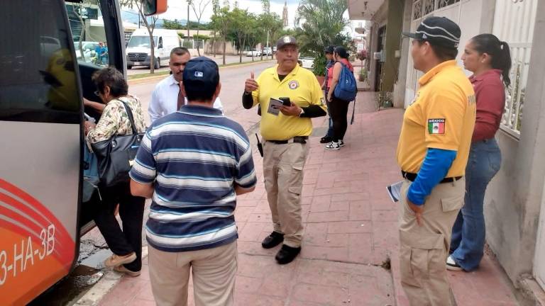 Autoridades entregaron folletos con medidas de prevención vial y números de emergencia para cualquier incidente.