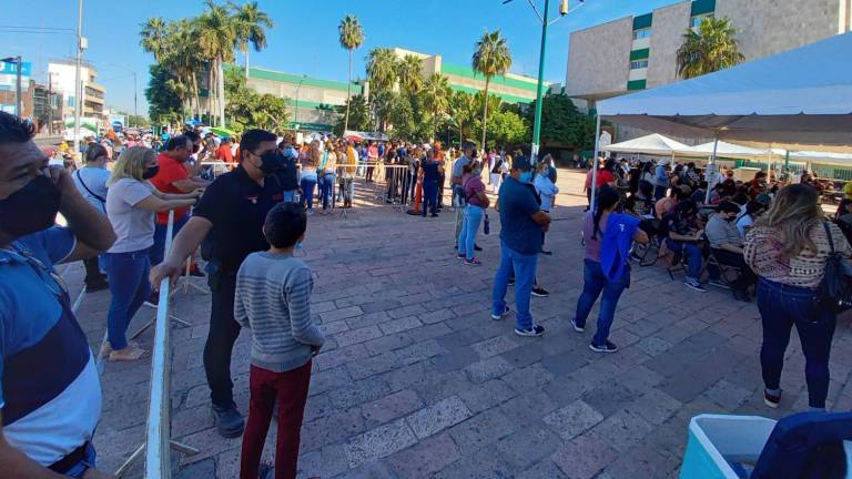 Hacen larga fila adolescentes de Culiacán para recibir la vacuna contra el Covid-19