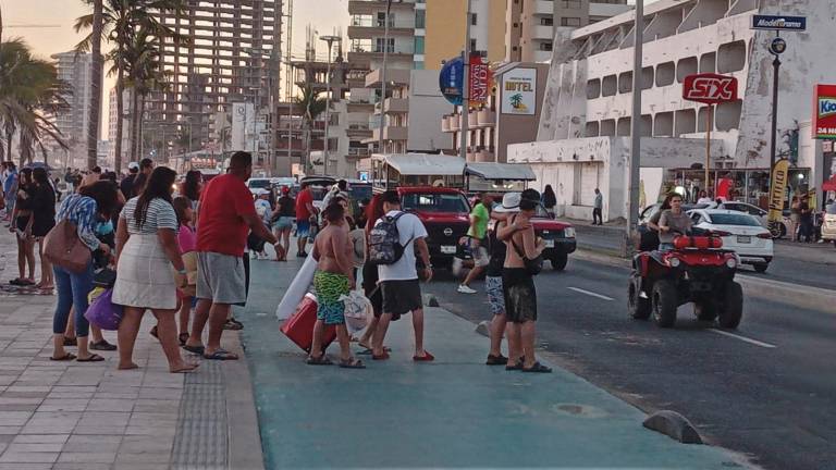 Se registra éxodo de bañistas de las playas de Mazatlán este Viernes Santo