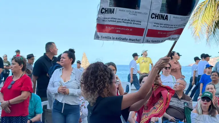 Se suma Nadia Margarita al desfile en Mazatlán para visibilizar desaparición de su hermana Cecilia