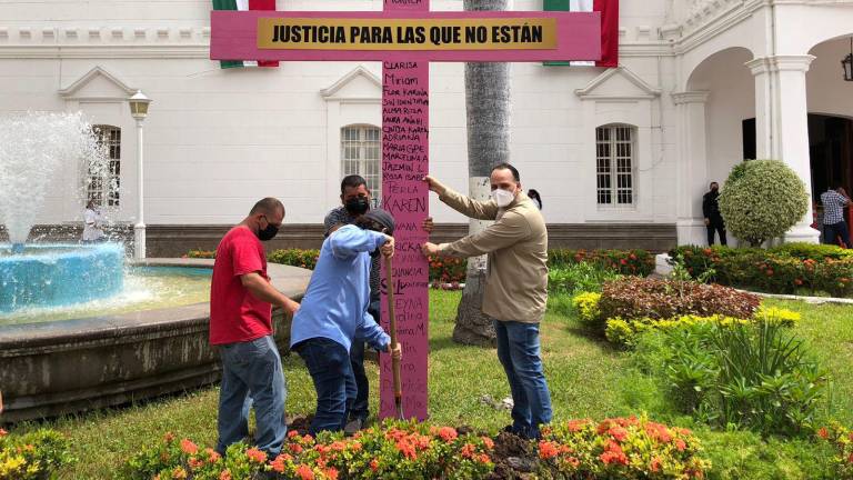 Las cruces rosas llegan también al Ayuntamiento de Culiacán, en protesta por la violencia contra las mujeres