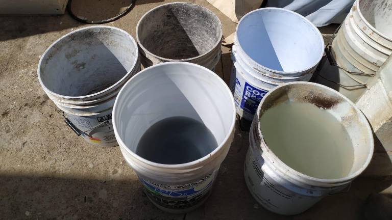 Una habitante de la Colonia Emiliano Zapata compra un garrafón de agua para sobrellevar el desabasto que impera en su sector.