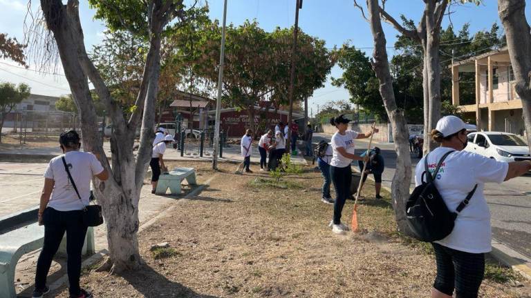 Aprovecha campaña Elsy López para hacer limpieza en colonias de Mazatlán