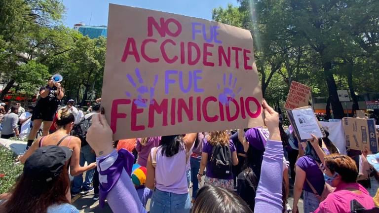 Mujeres marchan para exigir justicia por Debanhi, así como por los feminicidios y desapariciones en México.