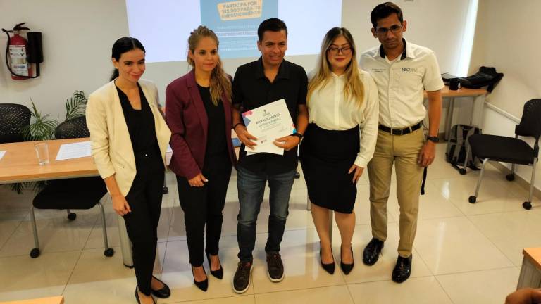 Entrega de apoyo por 15 mil pesos de parte del programa Emprendamos Juntos que promueve Coparmex.