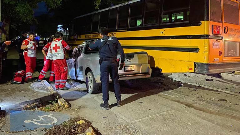 Dos hombres son liberados por Bomberos tras quedar prensados en fuerte choque en Guasave.