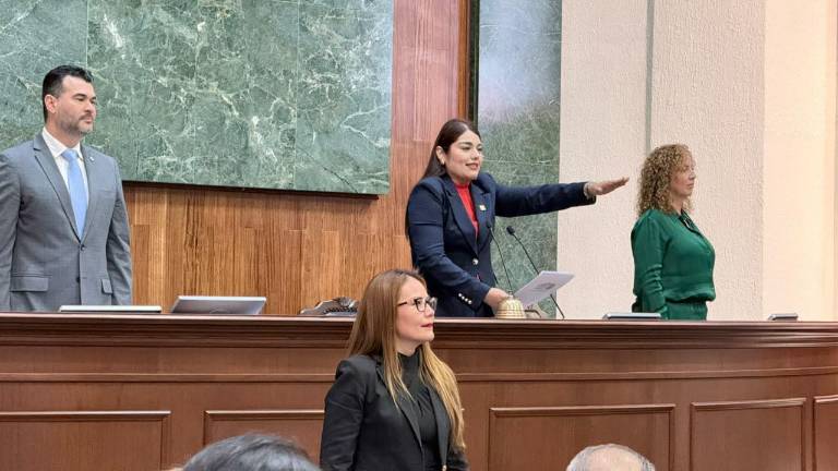 La Diputada local por el PT Moncerrat López López rinde protesta como Presidenta de la Mesa Directiva del Congreso de Sinaloa.