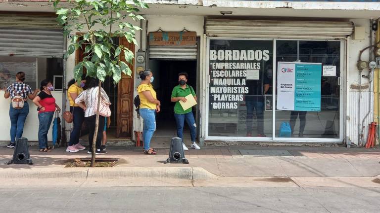 Este año, las autoridades organizaron el canje de uniformes y útiles escolares por orden alfabético