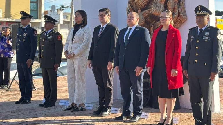 Autoridades conmemoran el 113 aniversario del Ejército con guardia en el monumento en memoria de los soldados que han ofrendado su vida por la nación.