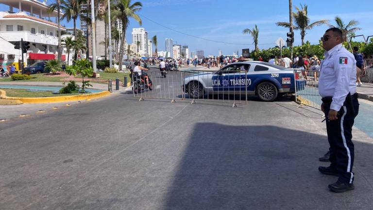 Este desfile está programado para iniciar a las 16:00 horas .