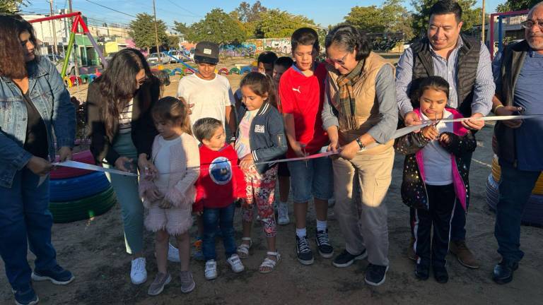 En el corte del listón estuvieron funcionarios y vecinos presentes.