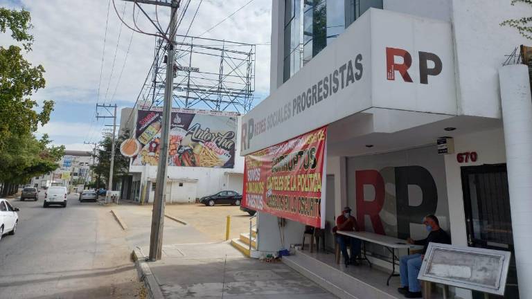La oficina de Redes Sociales Progresistas se ubica por el Malecón Niños Héroes y en el plantón se colgó esta lona con consignas.