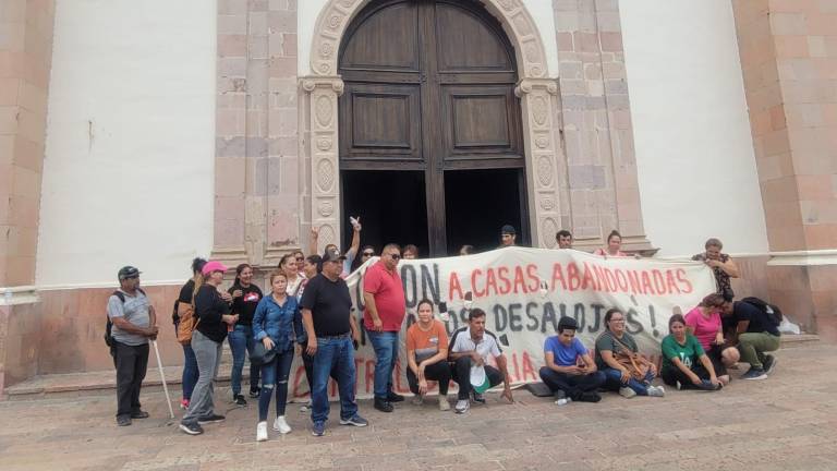 Llevan hasta la Catedral de Culiacán protesta por problemas de vivienda