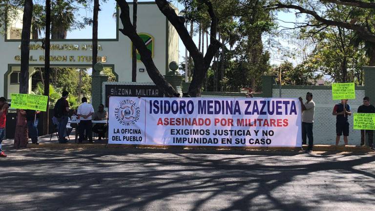 Familiares de Isidoro Medina Zazueta e integrantes de La Oficina del Pueblo exigen justicia.