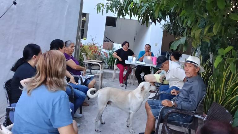 En reunión, vecinos del Cerro del Vigía denunciaron que padecen baja presión y cortes constantes de agua desde hace casi un año.