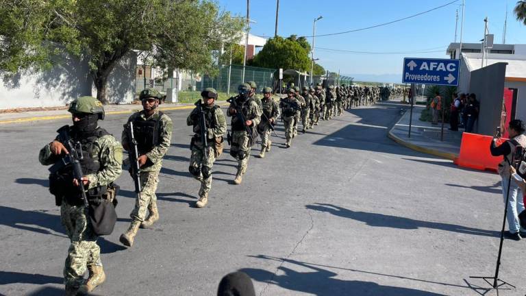 Los efectivos del Ejército llegaron vía aérea a la Terminal B del Aeropuerto Internacional Mariano Escobedo.