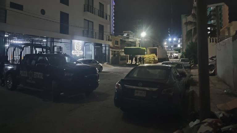 Tras el decomiso, el tráiler fue conducido y estacionado por los policías en la calle Papagayo y Río Nazas, a unos metros del estacionamiento de la FGR.