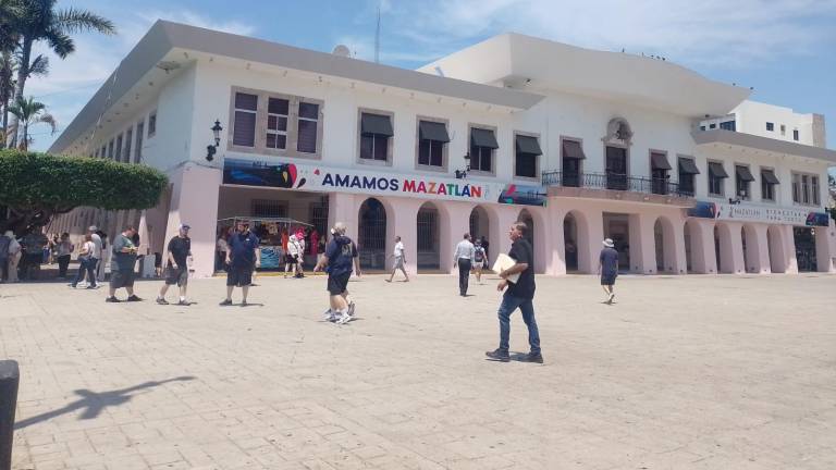 La fachada del edificio del Ayuntamiento de Mazatlán continúa a medio pintar.