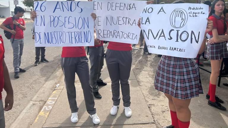 La comunidad de la Preparatoria Rafael Ramírez, en Culiacán, protesta en denuncia de una supuesta invasión de la UAS en sus instalaciones.