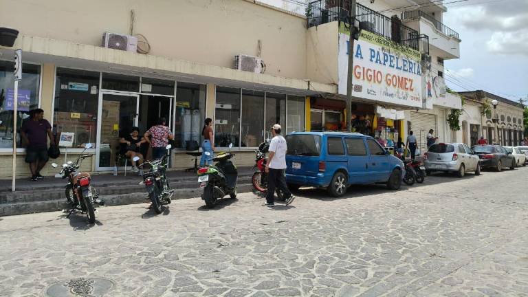 Comercios y habitantes mantuvieron sus actividades durante más de ocho horas sin energía eléctrica.