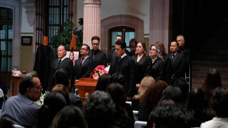 Homenaje de cuerpo presente. a Oyuky Ramírez Burciaga, quien protegió a su hijo tras un ataque de abejas.