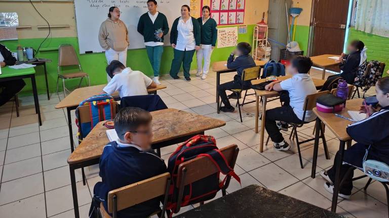 Durante las jornadas, personal de Enfermería del IMSS brindó orientación a niñas y niños sobre alimentación saludable, actividad física y autocuidado.