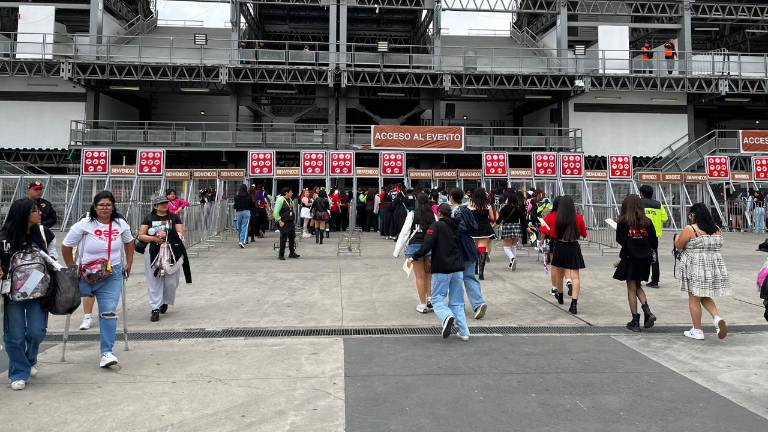 Fans de BTS ya se forman en las distintas puertas del Estadio GNP Seguros para el segundo concierto de la banda surcoreana.