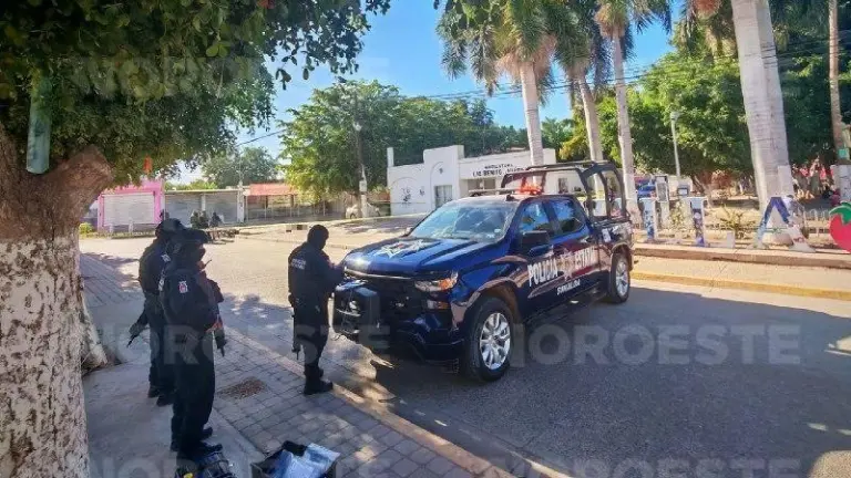 Autoridades resguardan la zona donde un hombre fue atacado frente a la sindicatura de Villa Juárez.