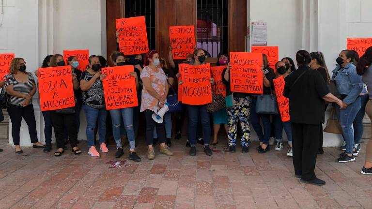 Viudas de policías toman Ayuntamiento para evitar que Estrada Ferreiro ingrese al evento en conmemoración del Día de la Mujer