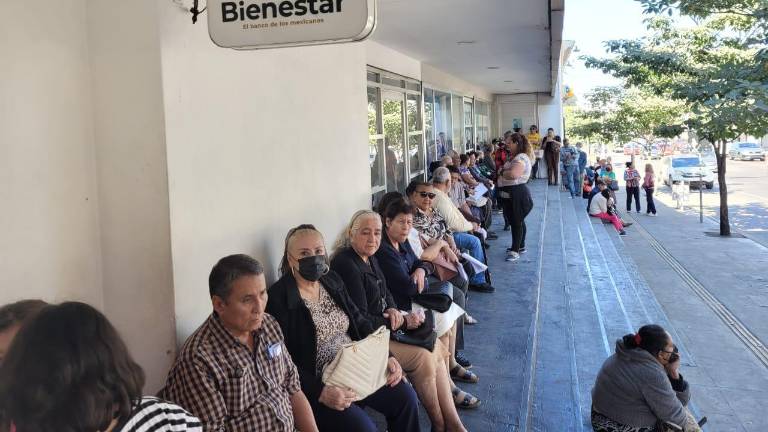Un gran número de adultos mayores esperaron, sentados en sillas o parados, para retirar su pensión.