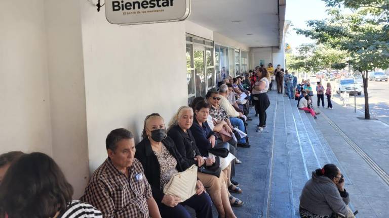 En Culiacán, adultos mayores se aglomeran en Banco del Bienestar en espera de su pensión