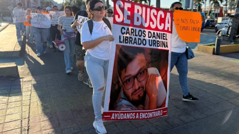 Familiares y amigos de Carlos Daniel se manifestaron y marcharon por la Avenida del Mar para exigir su localización.