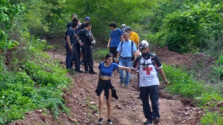 Rescatan a una menor y dos jóvenes perdidos en cerro de Culiacán