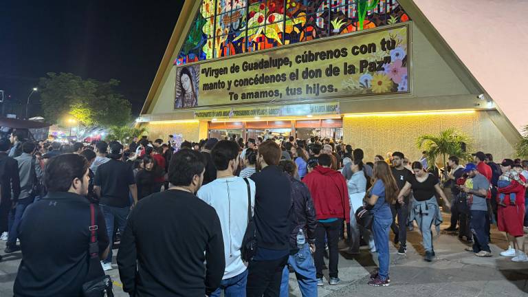 Fieles se reunieron en La Lomita para festejar el Día de la Virgen de Guadalupe, en una noche marcada por la fe y la esperanza.